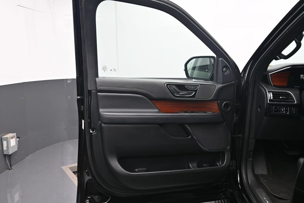 Used 2024 Lincoln Navigator Premiere AWD/4WD image 17