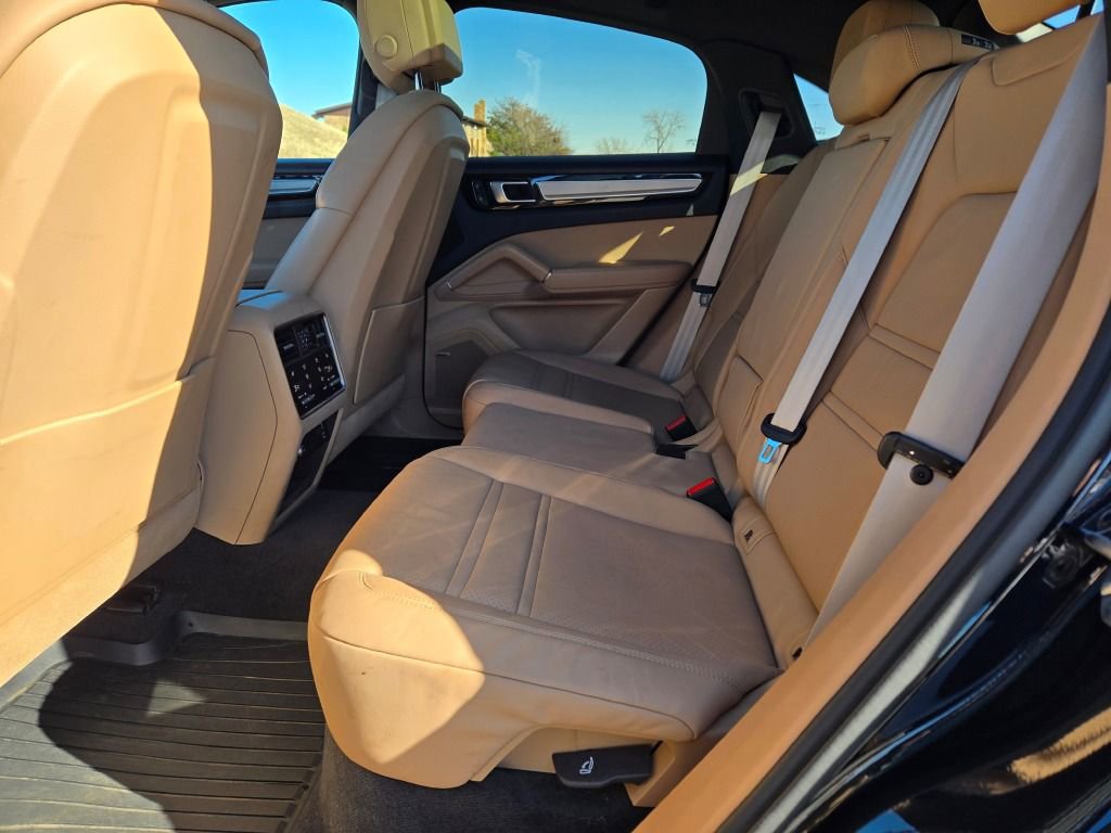 Certified 2023 Porsche Cayenne Platinum Edition image 31