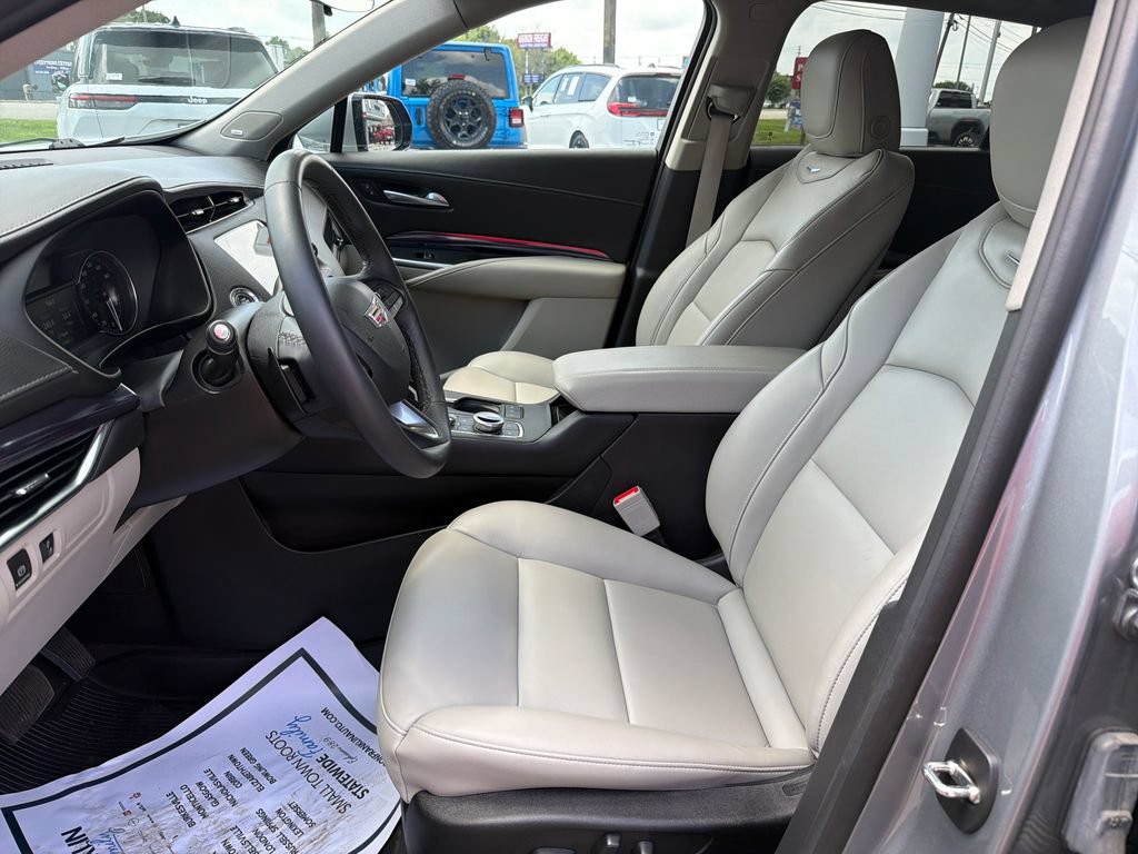 Used 2023 Cadillac XT4 Luxury w/ Cold Weather Package FWD image 14
