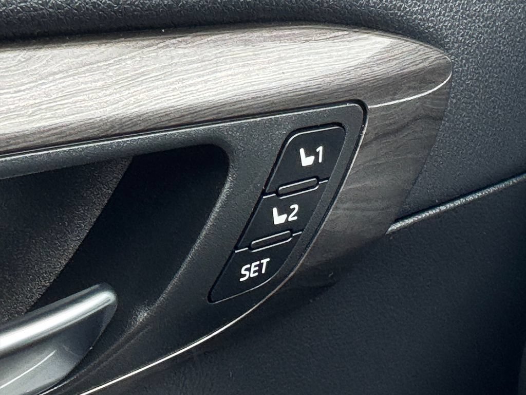 Used 2021 Toyota Highlander Platinum FWD image 33