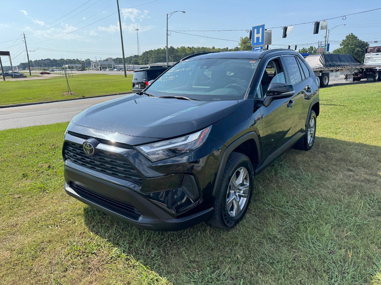 Used 2024 Toyota RAV4 XLE FWD image 5