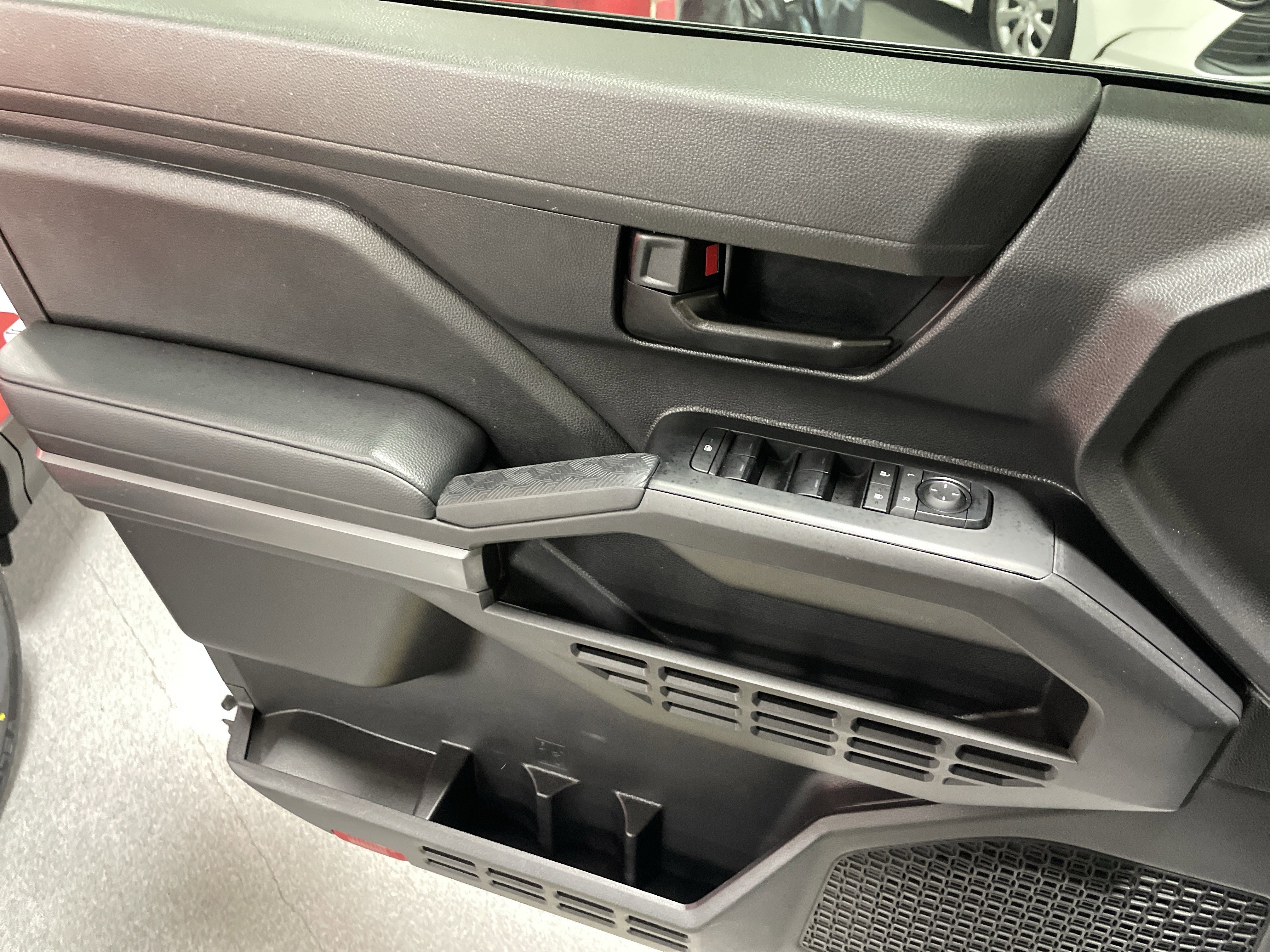 Used 2025 Toyota Tacoma SR5 AWD/4WD image 14