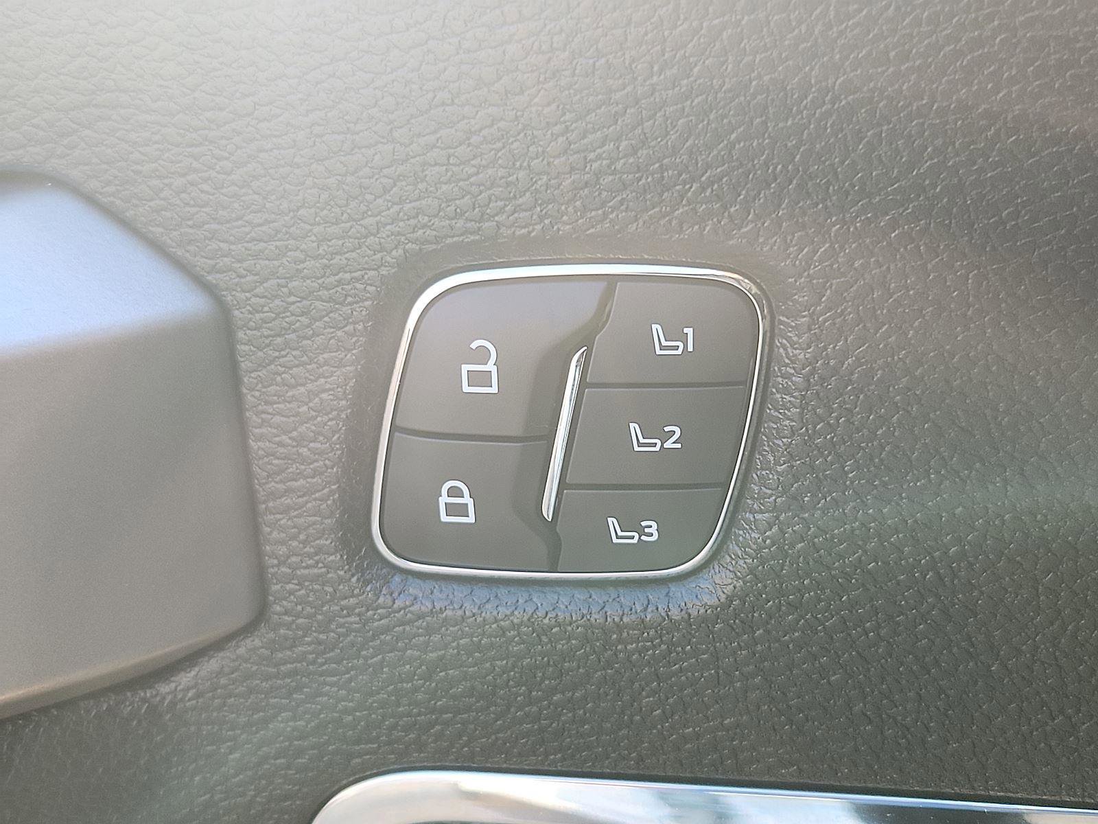 Used 2021 Ford F350 Lariat image 27