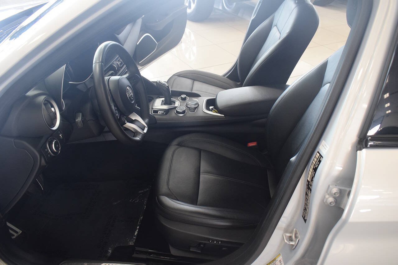 Used 2022 Alfa Romeo Giulia Ti RWD image 43