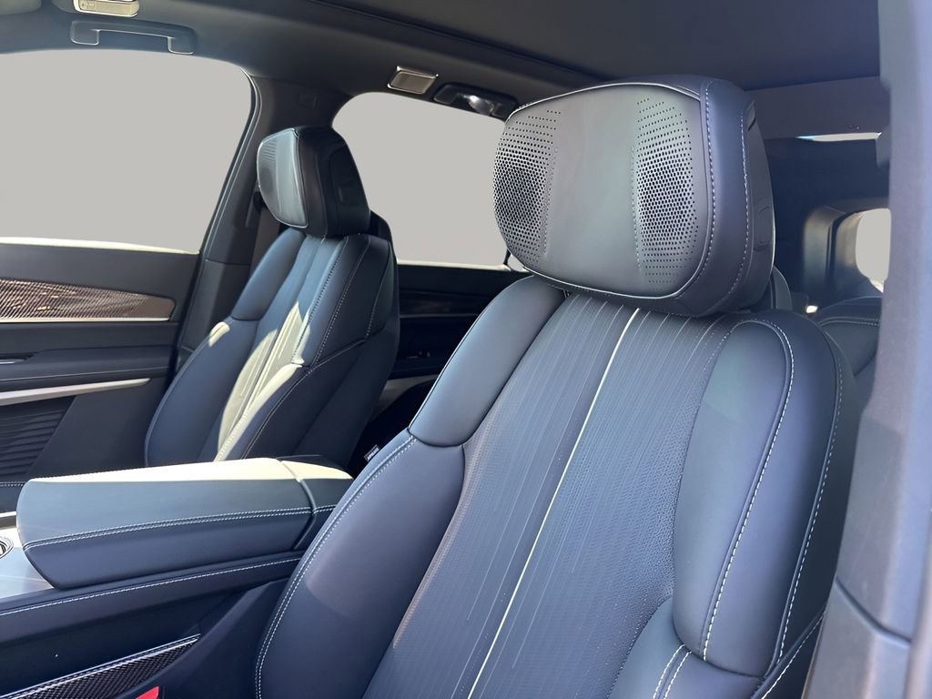 New 2026 Cadillac Vistiq Premium Luxury w/ LPO, Floor Liner Package AWD/4WD image 27