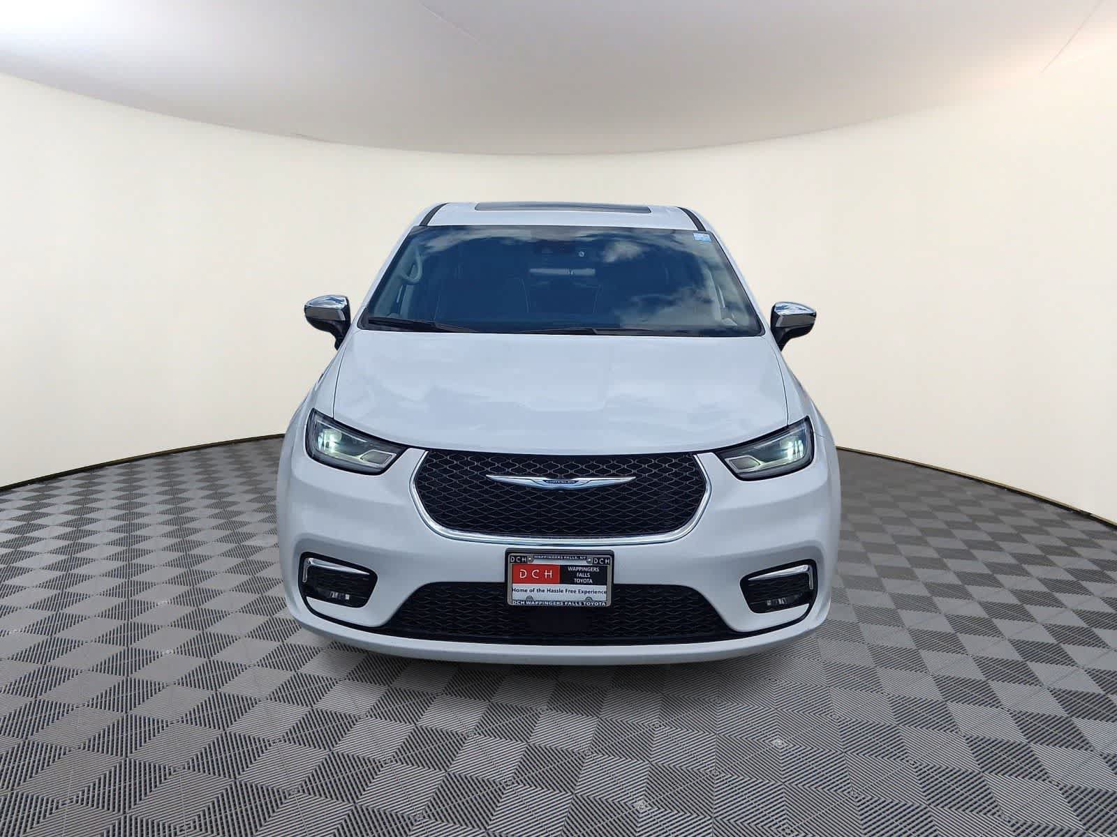 Used 2023 Chrysler Pacifica Limited FWD image 3