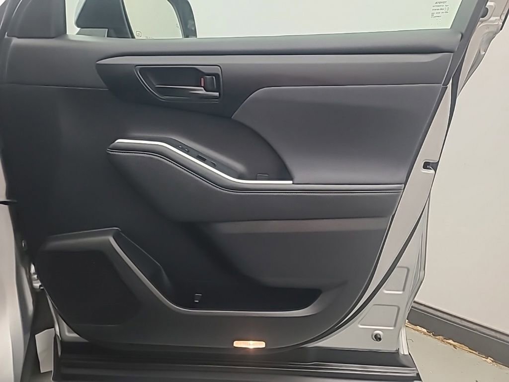 Used 2023 Toyota Highlander LE image 13