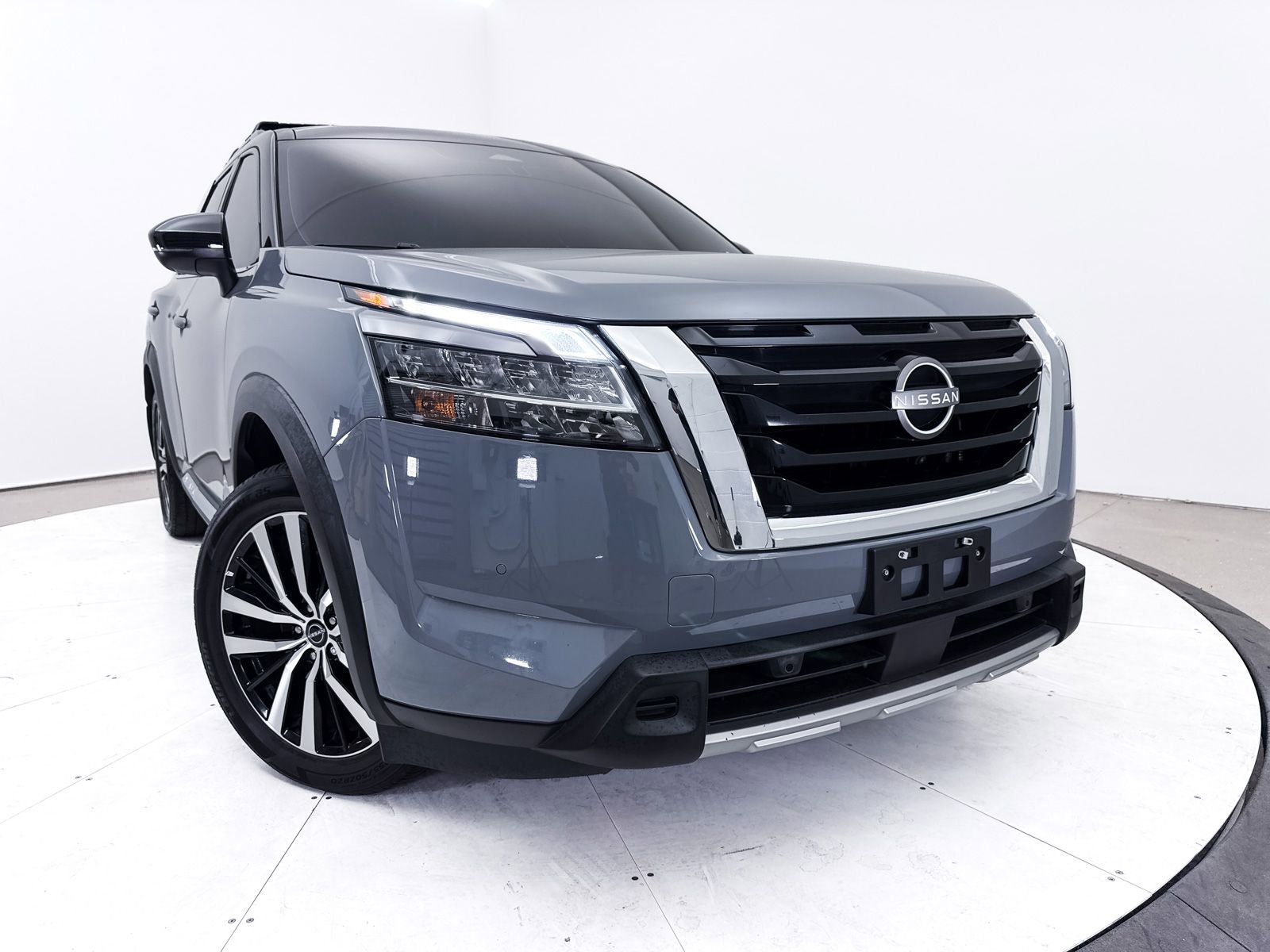 Used 2024 Nissan Pathfinder Platinum image 7