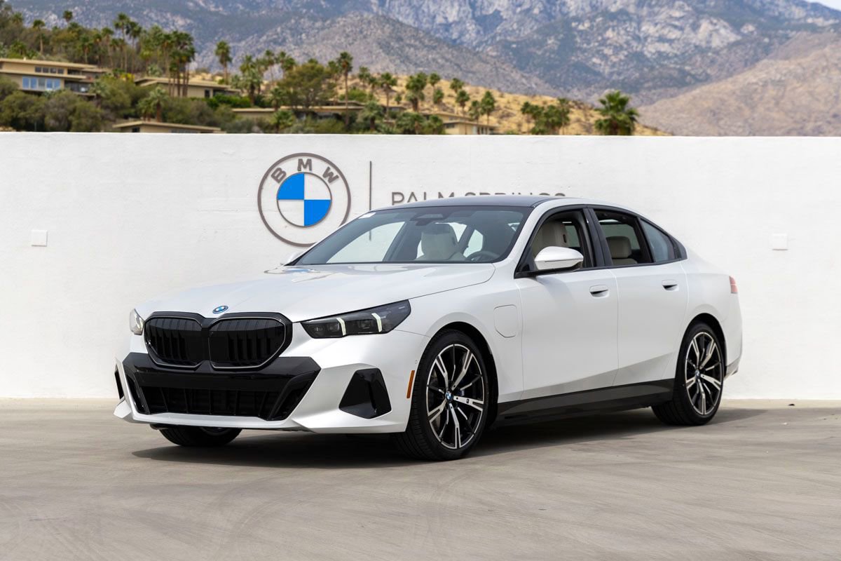 New 2026 BMW 550e xDrive w/ Executive Package AWD/4WD image 1