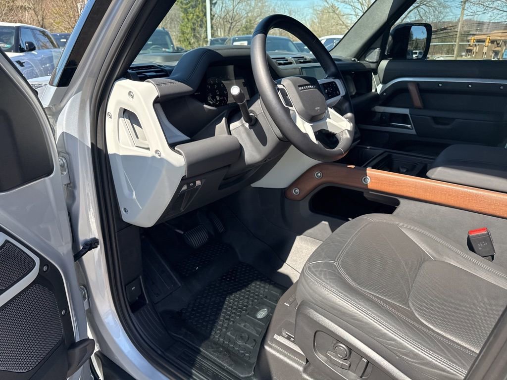 Used 2024 Land Rover Defender 110 SE image 22