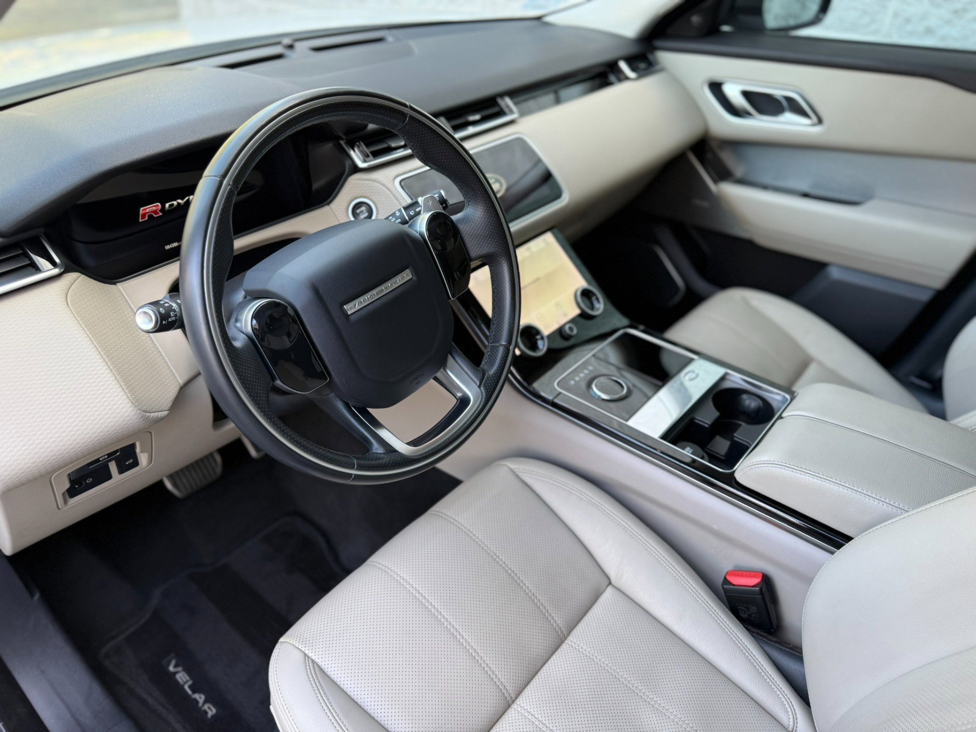 Used 2018 Land Rover Range Rover Velar R-Dynamic SE image 15