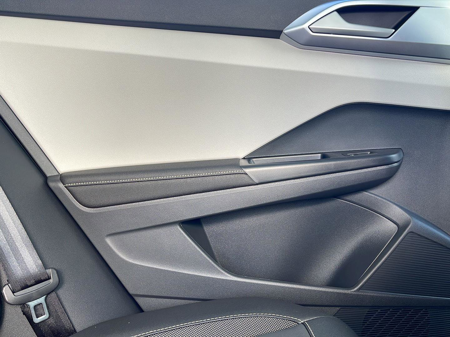 Used 2025 Volkswagen Taos SE image 12