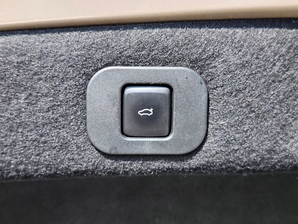 Used 2017 Lincoln Continental Select w/ Climate Package image 31