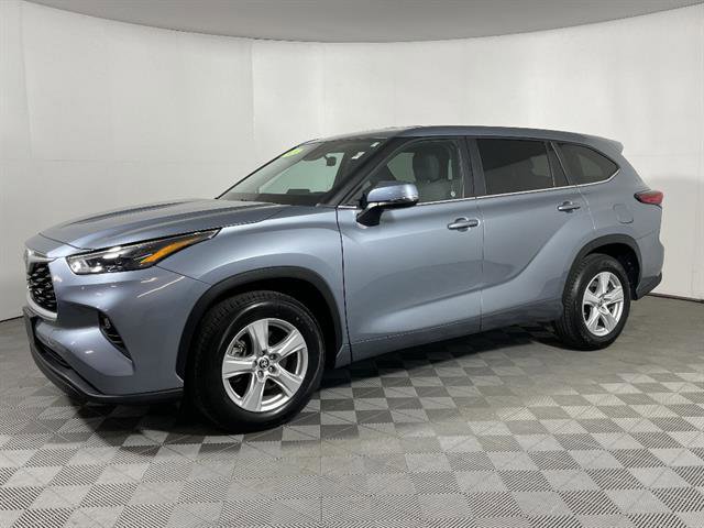 Used 2023 Toyota Highlander LE image 3