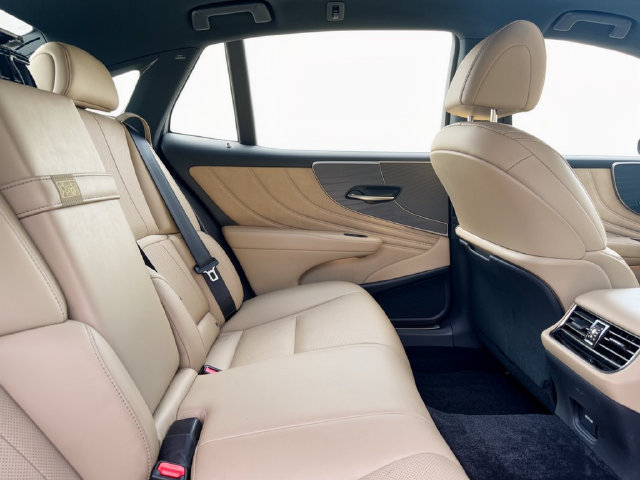 Used 2023 Lexus LS 500 w/ Accessory Package (Z2) RWD image 29