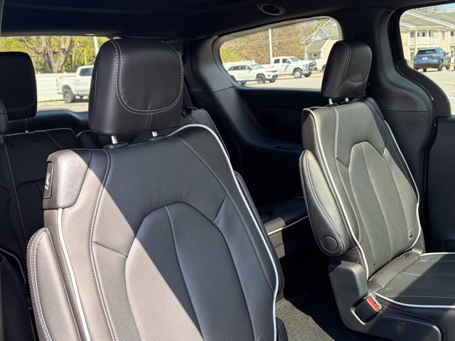 New 2026 Chrysler Pacifica Limited FWD image 32