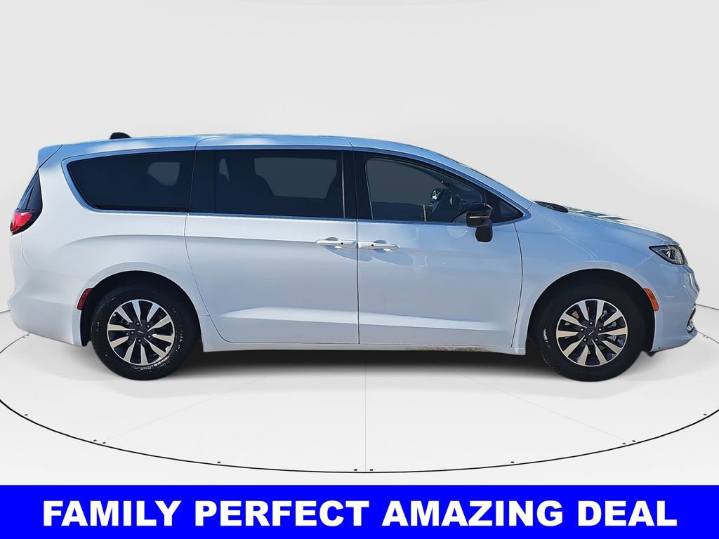 Used 2024 Chrysler Pacifica Select video 2