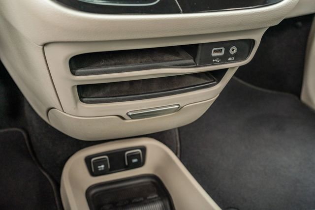 Used 2019 Chrysler Pacifica Touring-L image 30