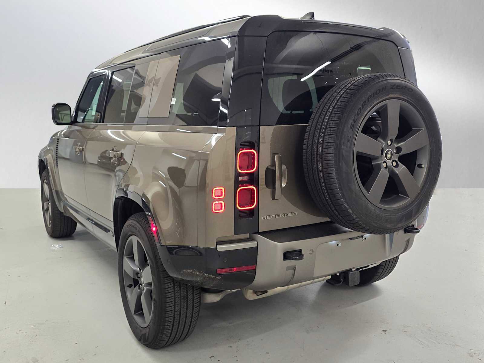 Used 2025 Land Rover Defender 110 X-Dynamic SE AWD/4WD image 3