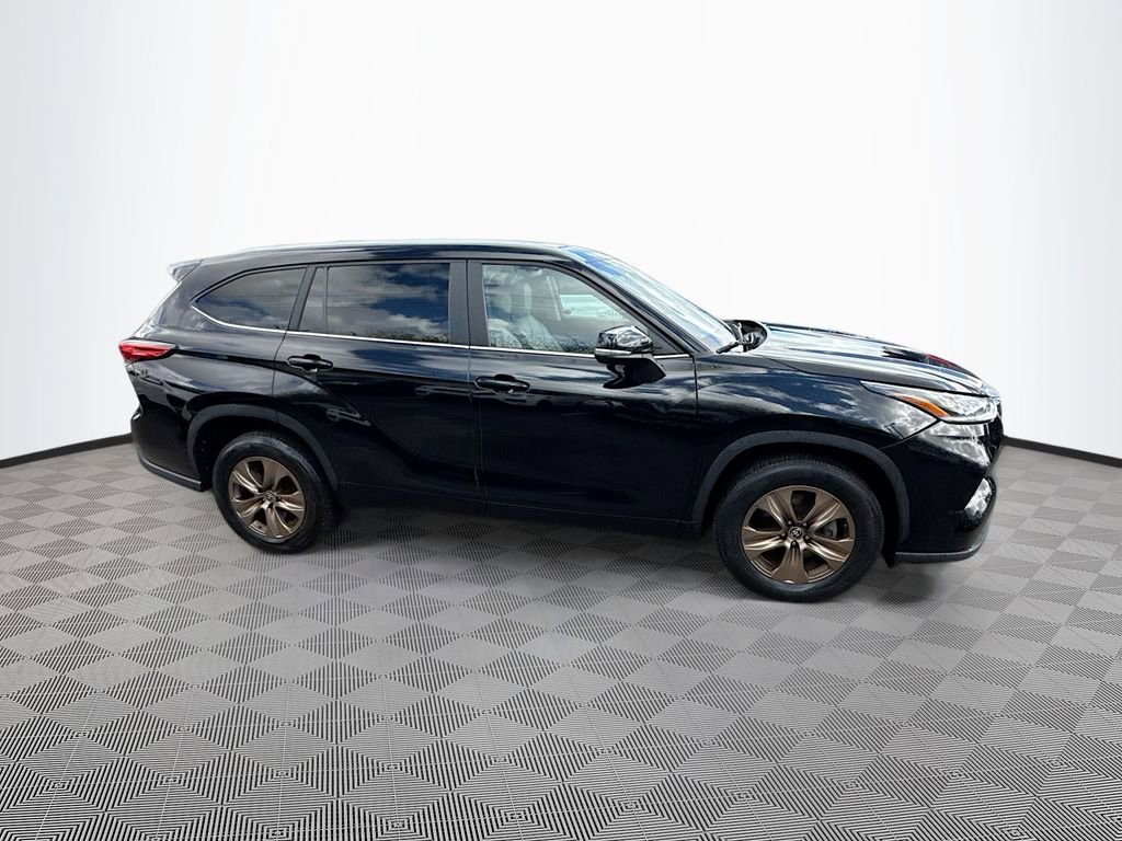 Used 2023 Toyota Highlander Bronze Edition FWD image 5