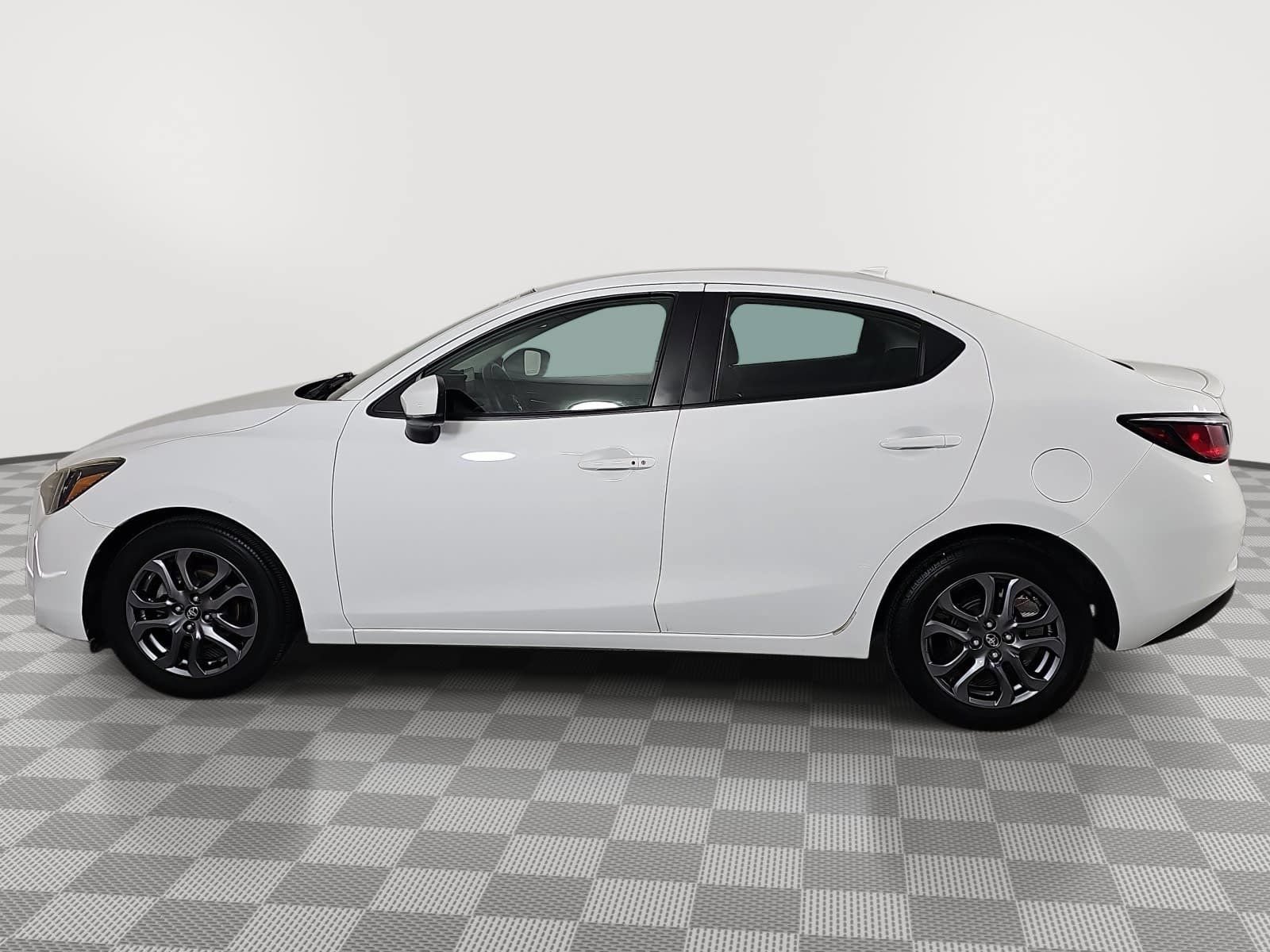 Used 2019 Toyota Yaris LE FWD image 5
