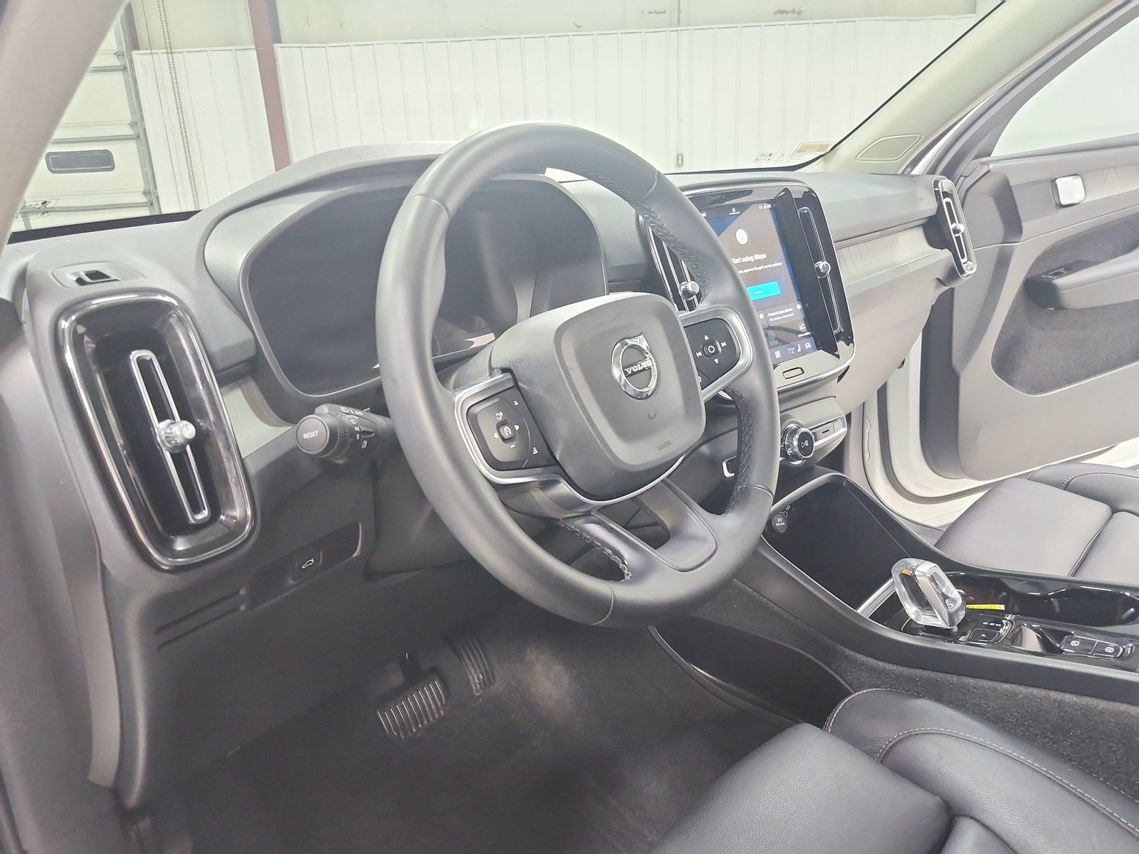 Used 2024 Volvo XC40 B5 Plus AWD/4WD image 19