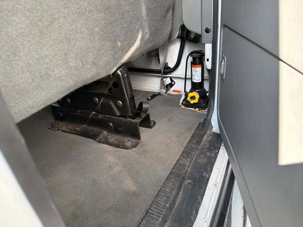 Used 2010 Ford E-350 and Econoline 350 XLT image 12