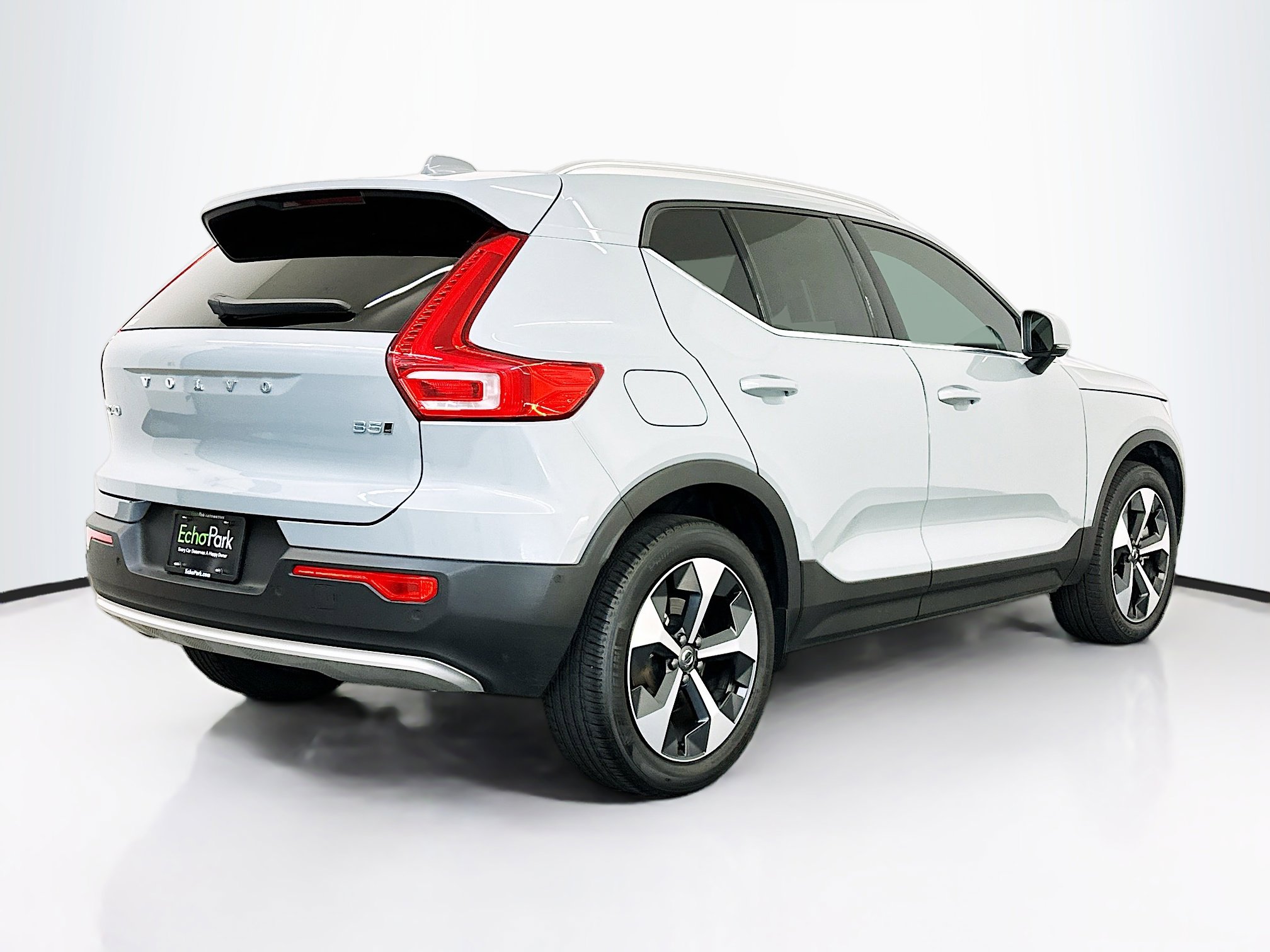 Used 2024 Volvo XC40 B5 Plus image 9