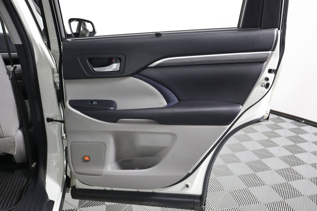 Used 2017 Toyota Highlander Limited image 23