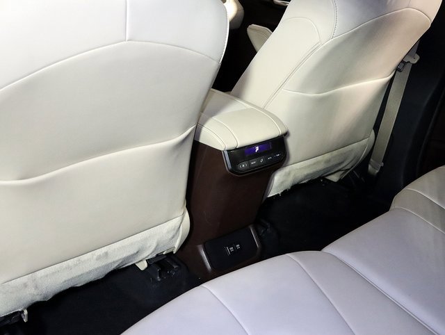 Used 2020 Toyota Highlander XLE image 29