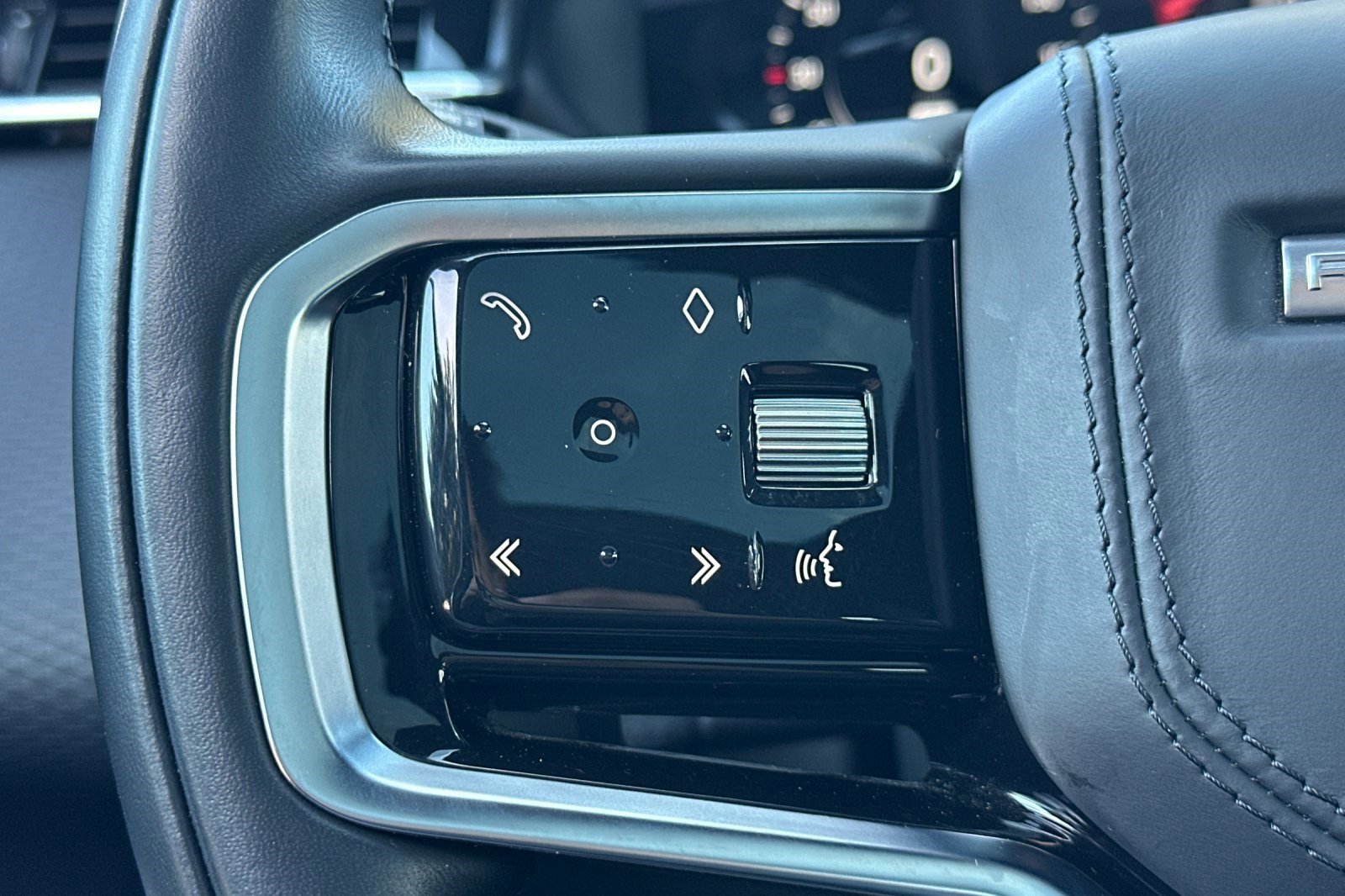 Used 2023 Land Rover Range Rover Velar R-Dynamic S image 31