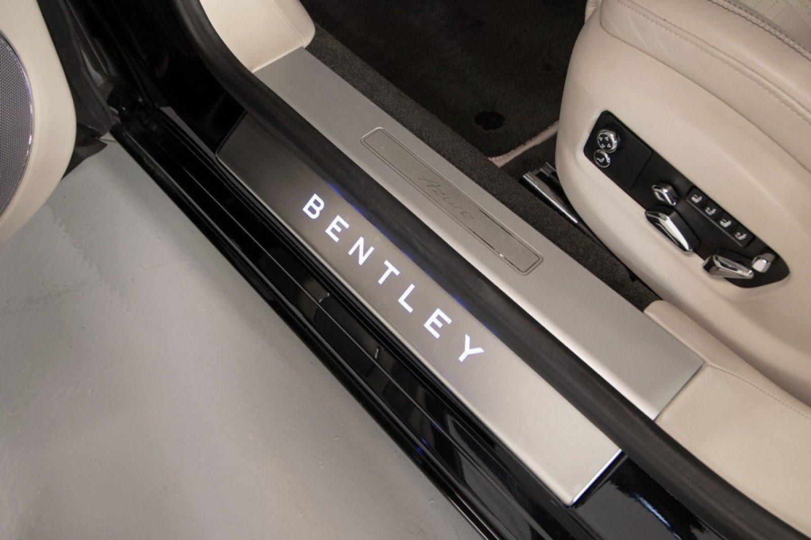 Used 2023 Bentley Flying Spur Azure image 35