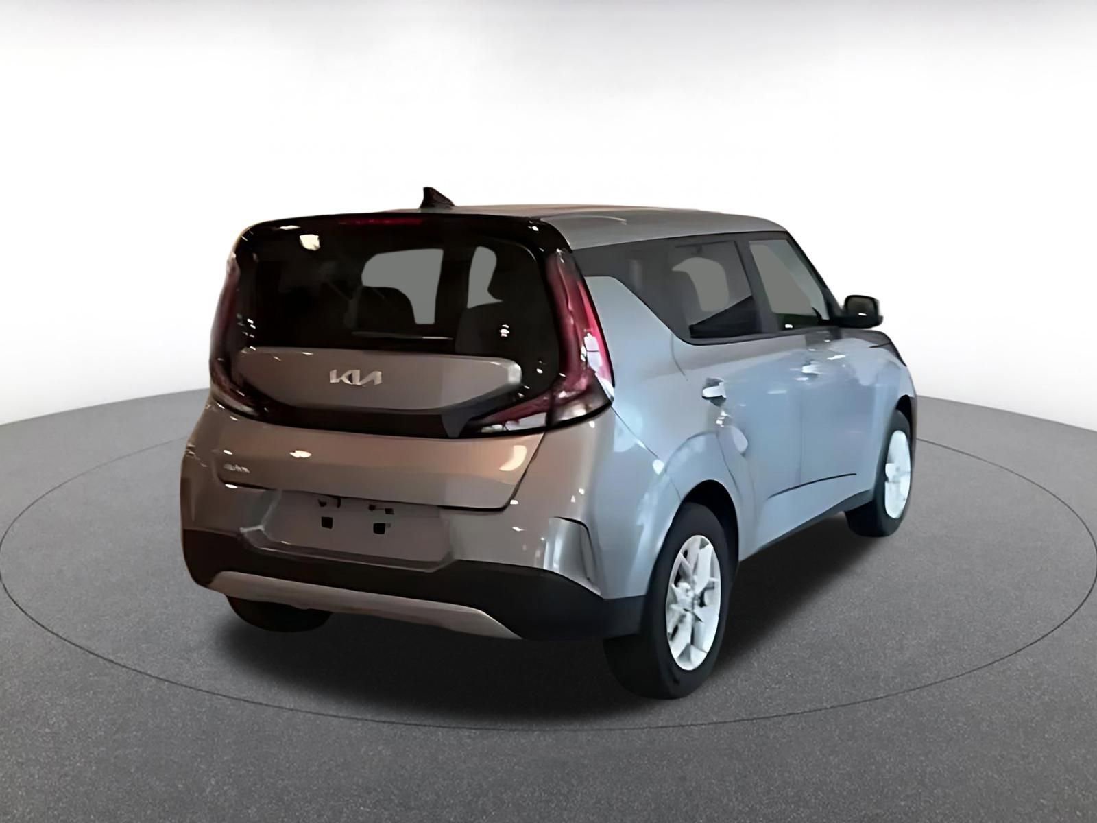Used 2025 Kia Soul LX w/ LX Technology Package FWD image 11
