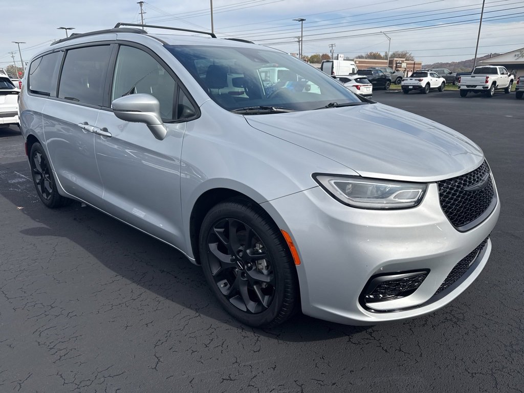 Used 2022 Chrysler Pacifica Touring-L w/ S Appearance Package image 2