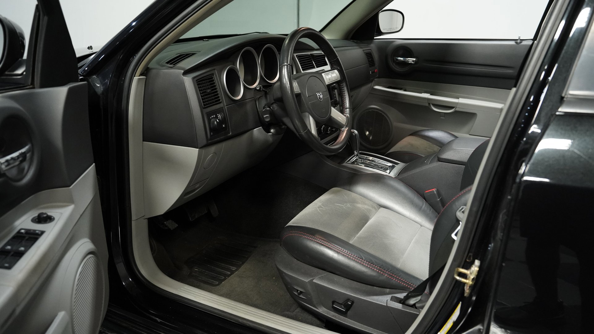 Used 2006 Dodge Magnum SRT8 w/ SRT Option Group III image 4