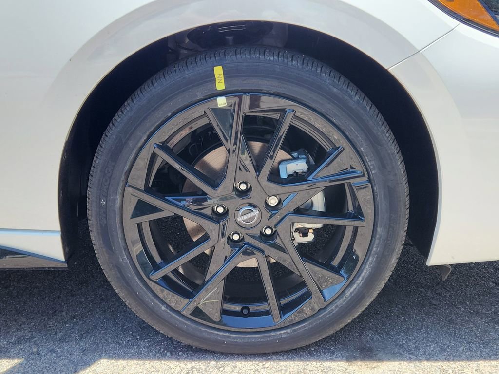 New 2025 Nissan Sentra SR w/ Midnight Edition image 13