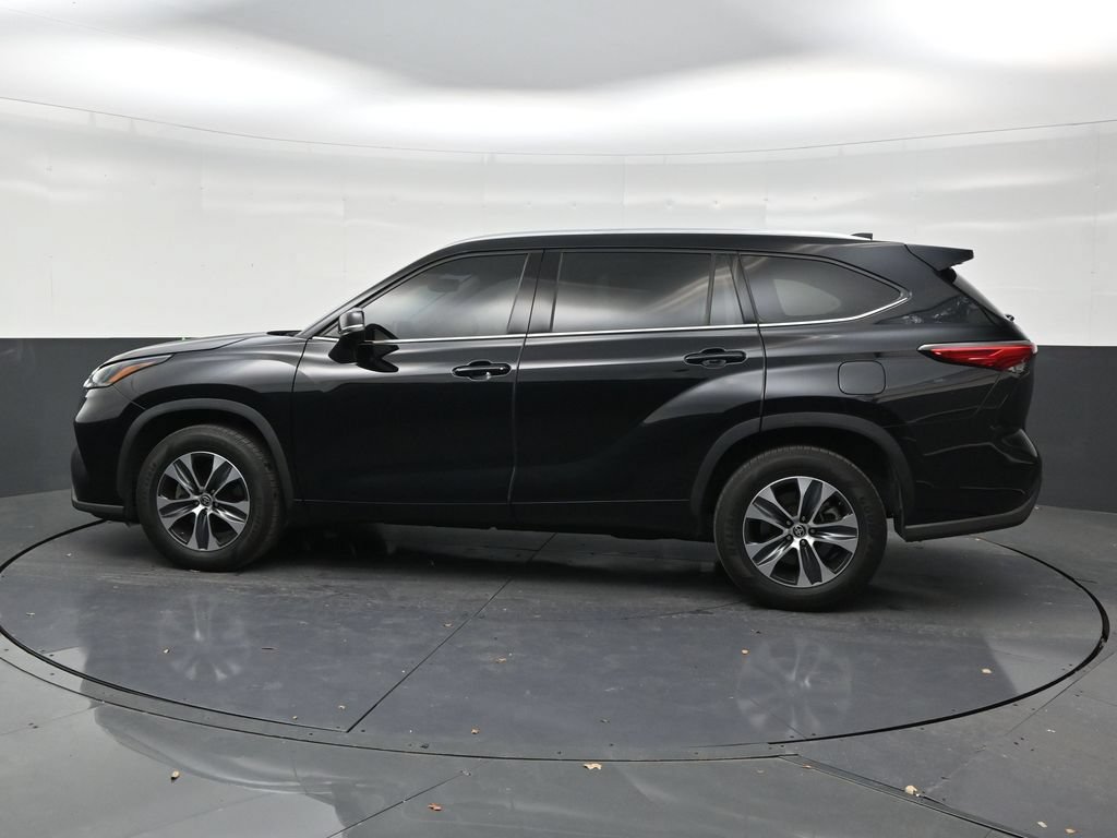 Used 2021 Toyota Highlander XLE FWD image 2