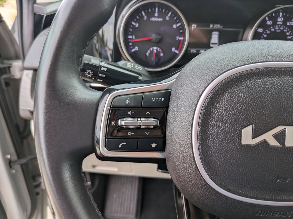 Used 2024 Kia Carnival EX FWD image 31