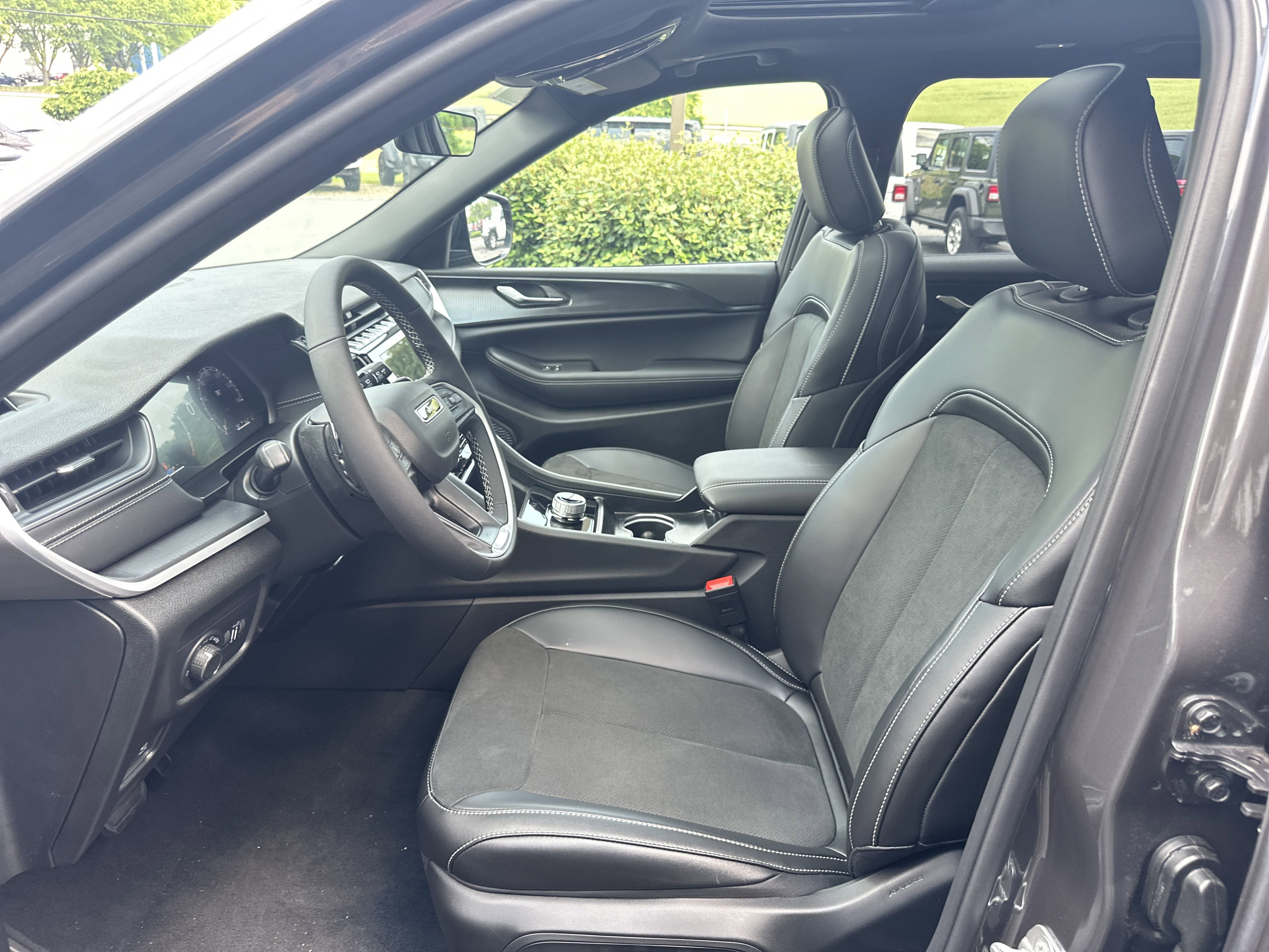 New 2025 Jeep Grand Cherokee L Altitude image 12