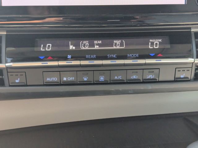 Used 2023 Toyota Sienna XLE FWD image 19