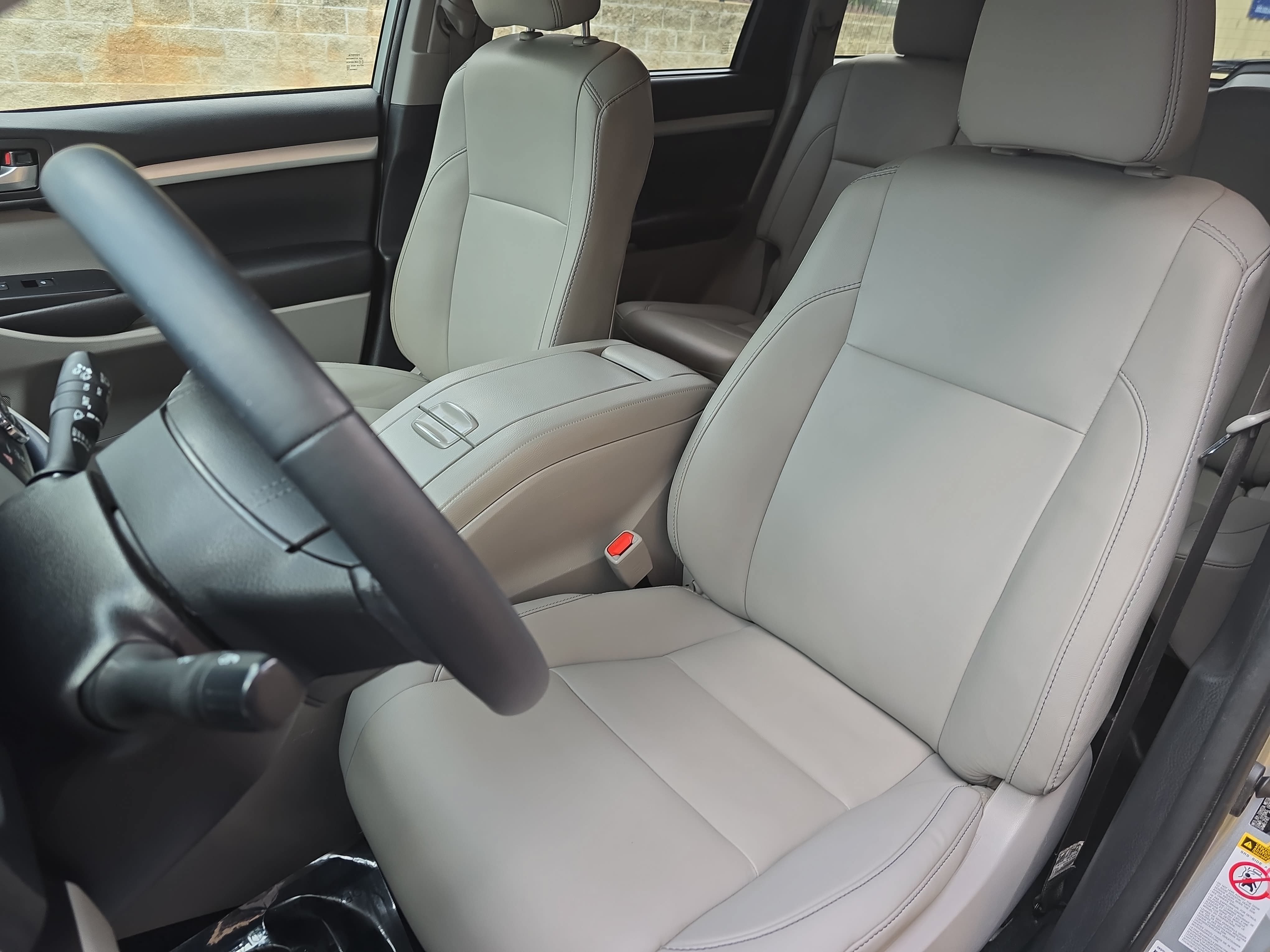 Used 2019 Toyota Highlander XLE AWD/4WD image 16