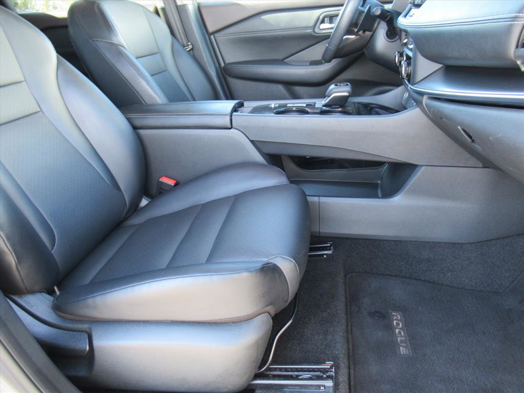 Used 2023 Nissan Rogue SV w/ SV Premium B Package image 9