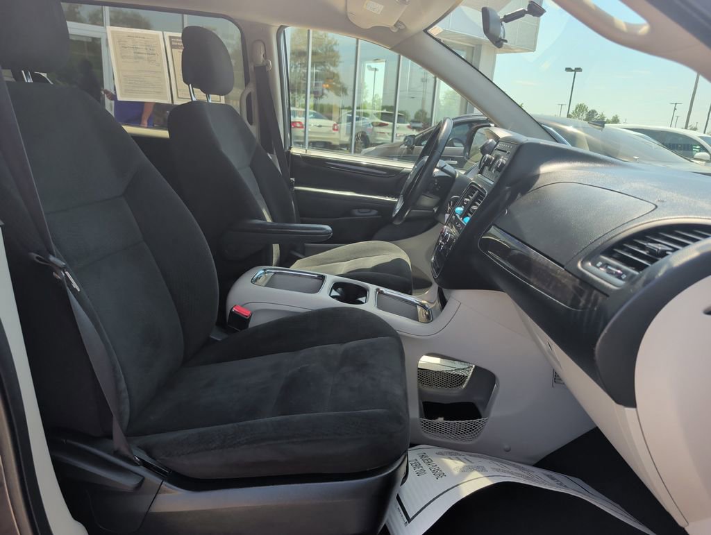 Used 2016 Dodge Grand Caravan SXT w/ Rear Park Assist Package FWD image 21