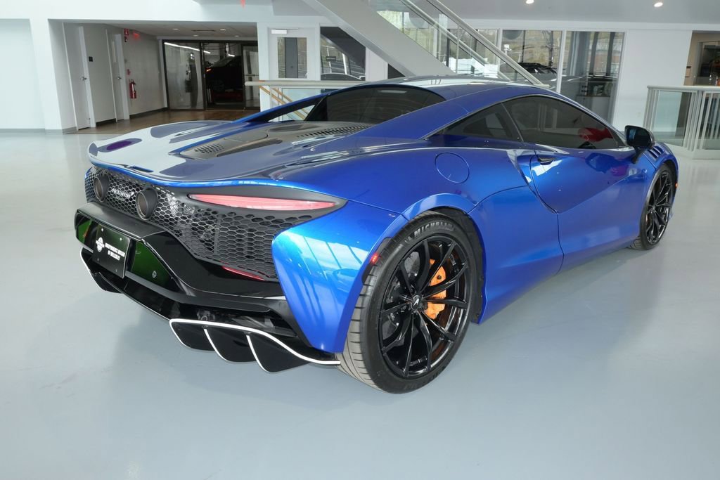 Used 2023 McLaren Artura RWD image 34
