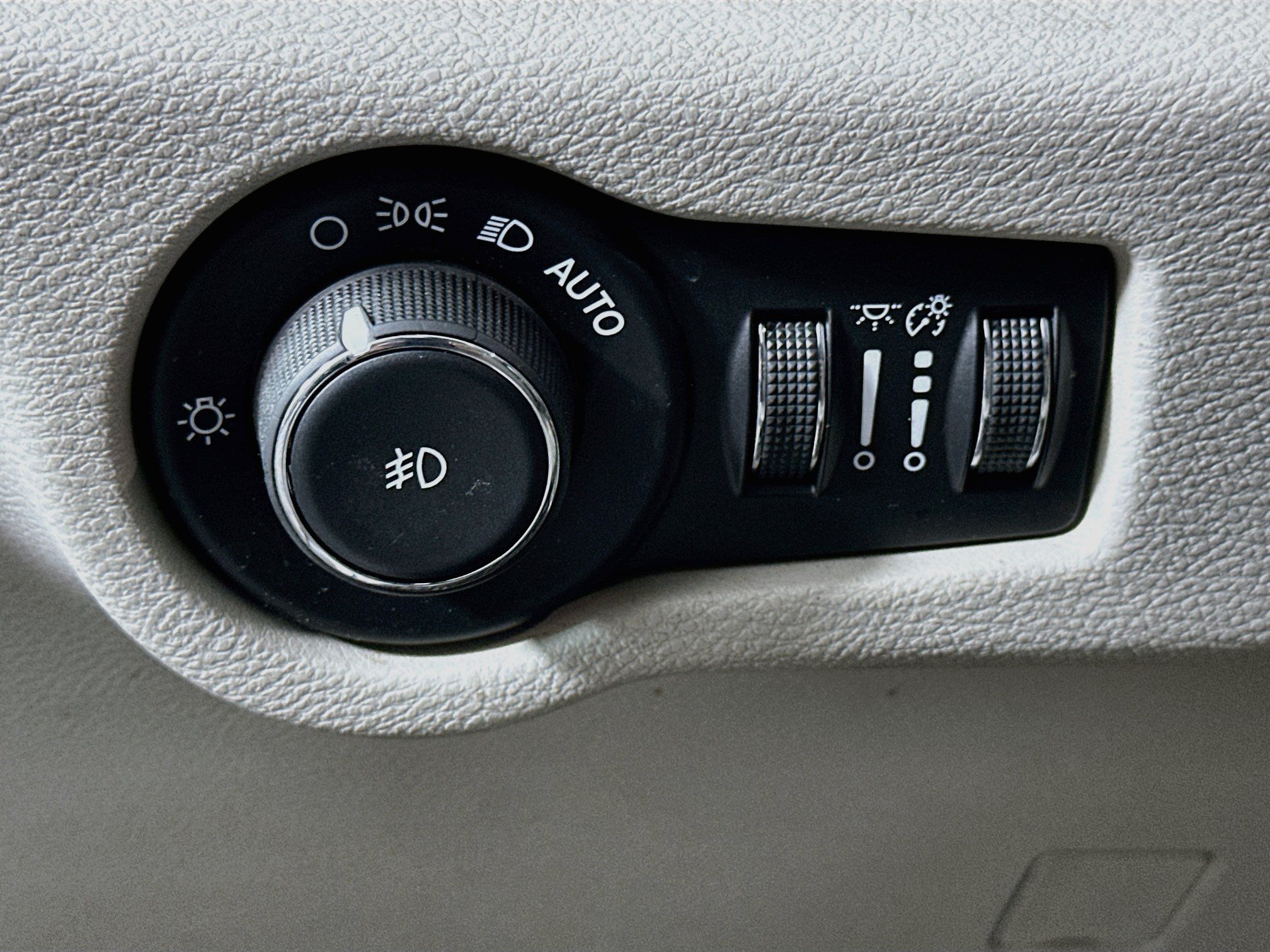 Used 2017 Chrysler Pacifica Touring-L w/ 13 Speaker Alpine Sound Group FWD image 17