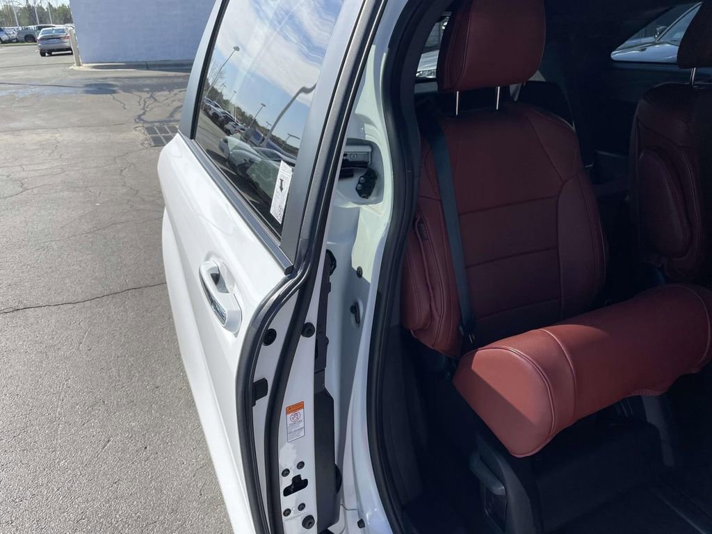 Used 2023 Toyota Sienna XSE w/ XSE Plus Package image 45