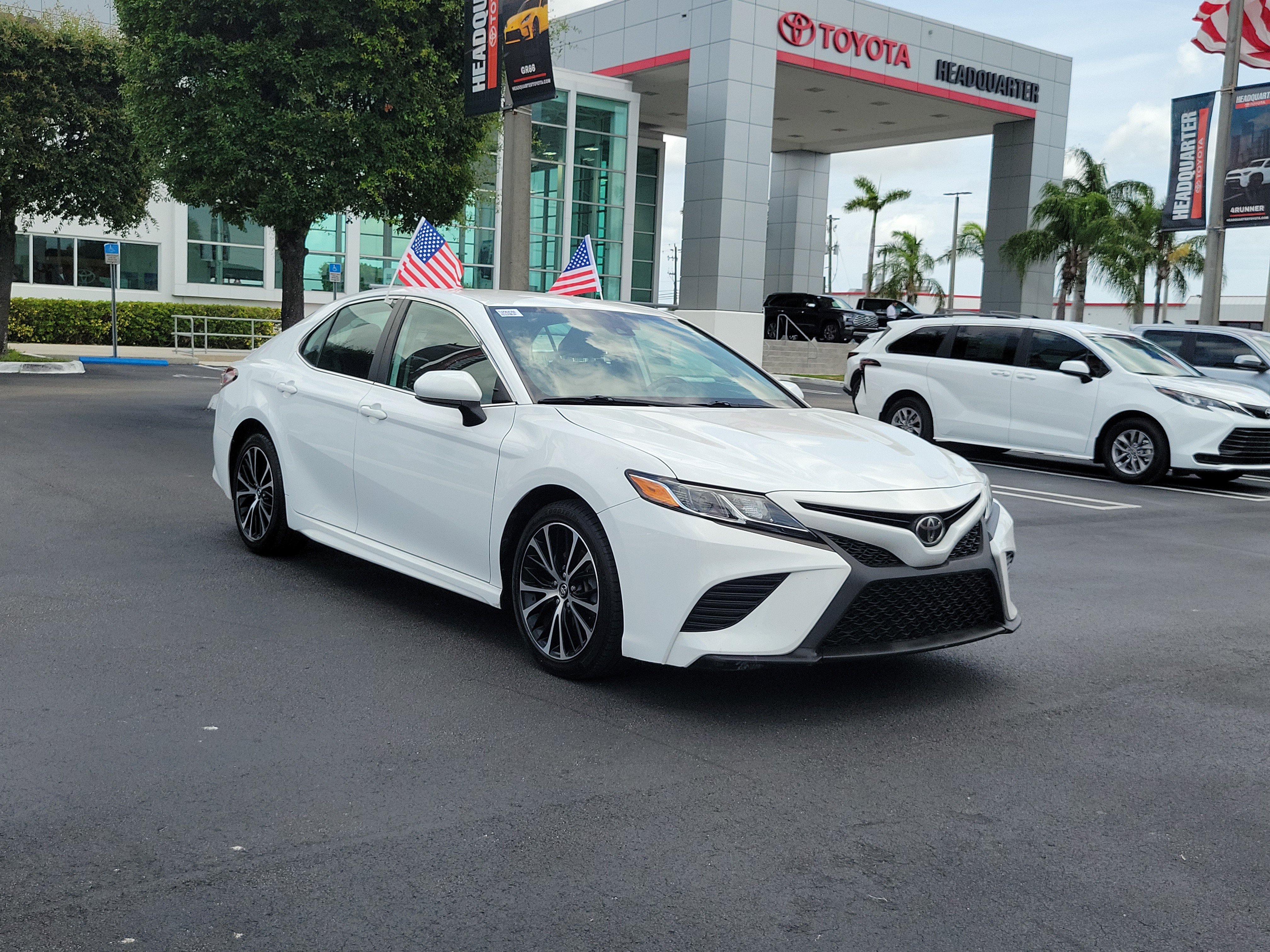 Used 2020 Toyota Camry SE FWD image 2