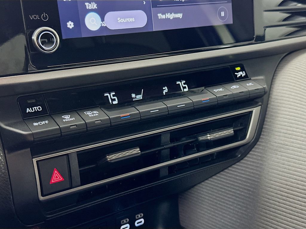 Used 2025 Toyota Camry SE w/ Convenience Package image 25