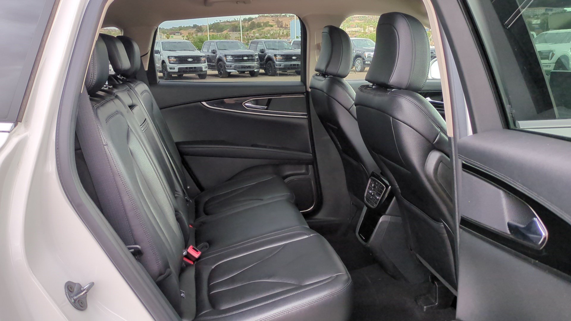 Used 2023 Lincoln Nautilus FWD w/ Premium Package image 30