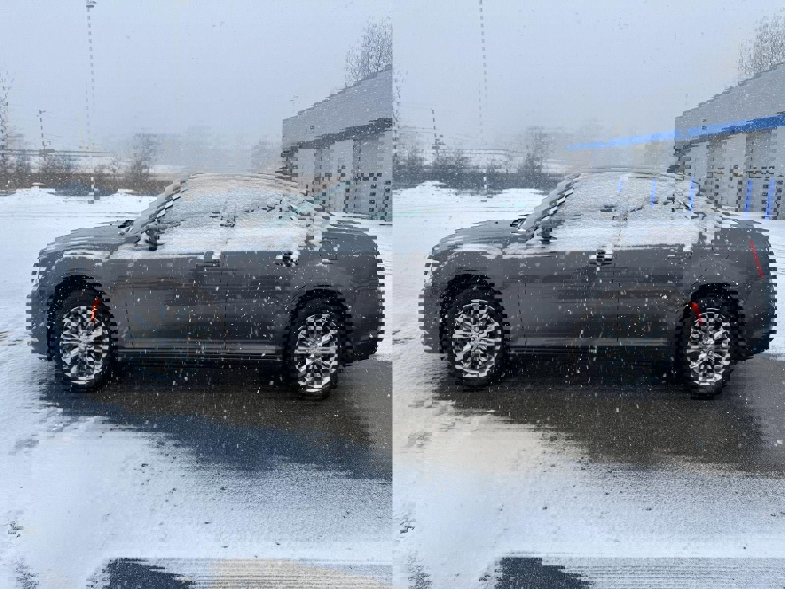 Used 2022 Chrysler 300 Touring image 2